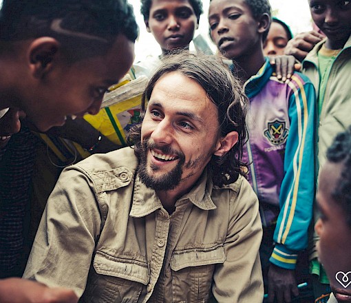 Neven Subotic zusammen mit Kindern in Äthiopien