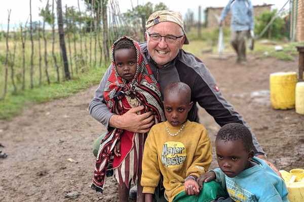 Mitarbeiter von Frauenrath umarmt kenianische Kinder